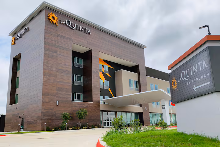 La Quinta Inn and Suites by Wyndham
